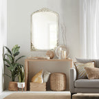 Gewölbter, raumhoher Standspiegel aus Massivholz mit Schnitzereien