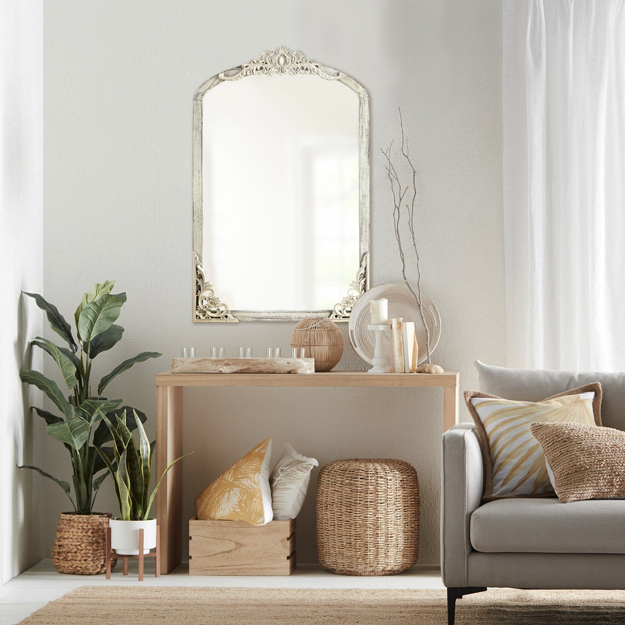 Gewölbter, raumhoher Standspiegel aus Massivholz mit Schnitzereien