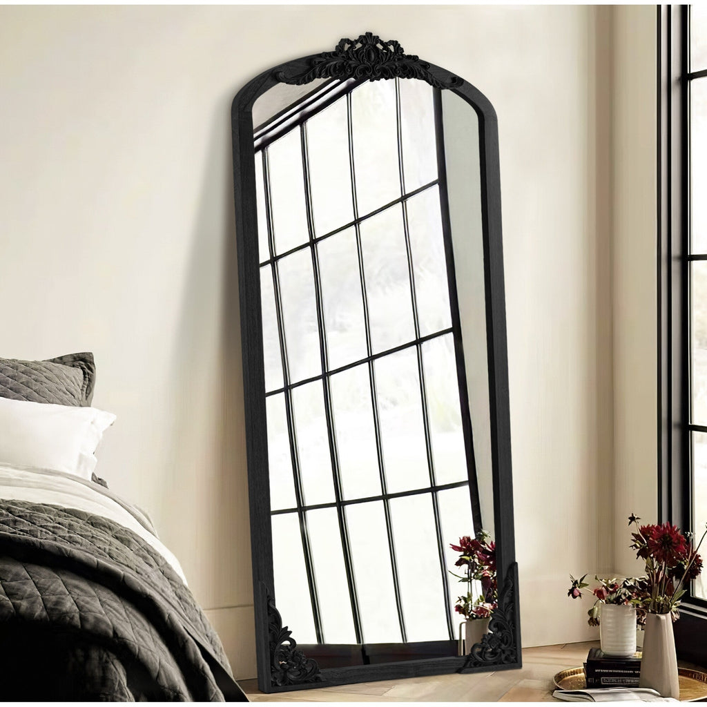 Gewölbter, raumhoher Standspiegel aus Massivholz mit Schnitzereien