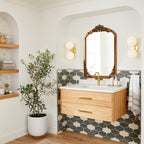 Gewölbter, raumhoher Standspiegel aus Massivholz mit Schnitzereien