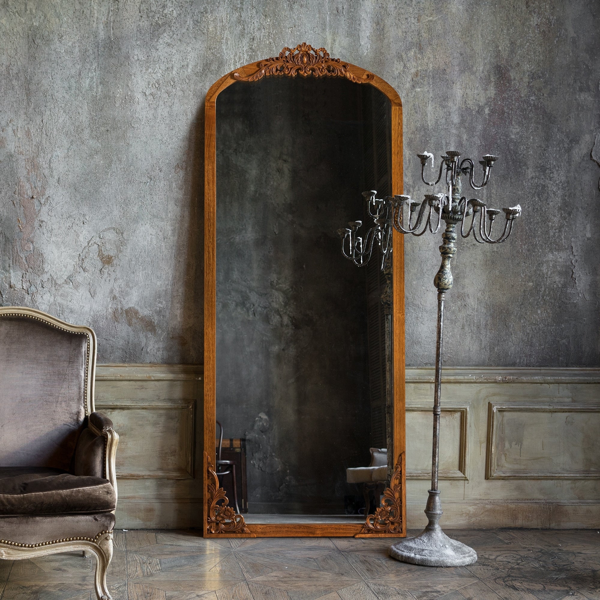 Gewölbter, raumhoher Standspiegel aus Massivholz mit Schnitzereien