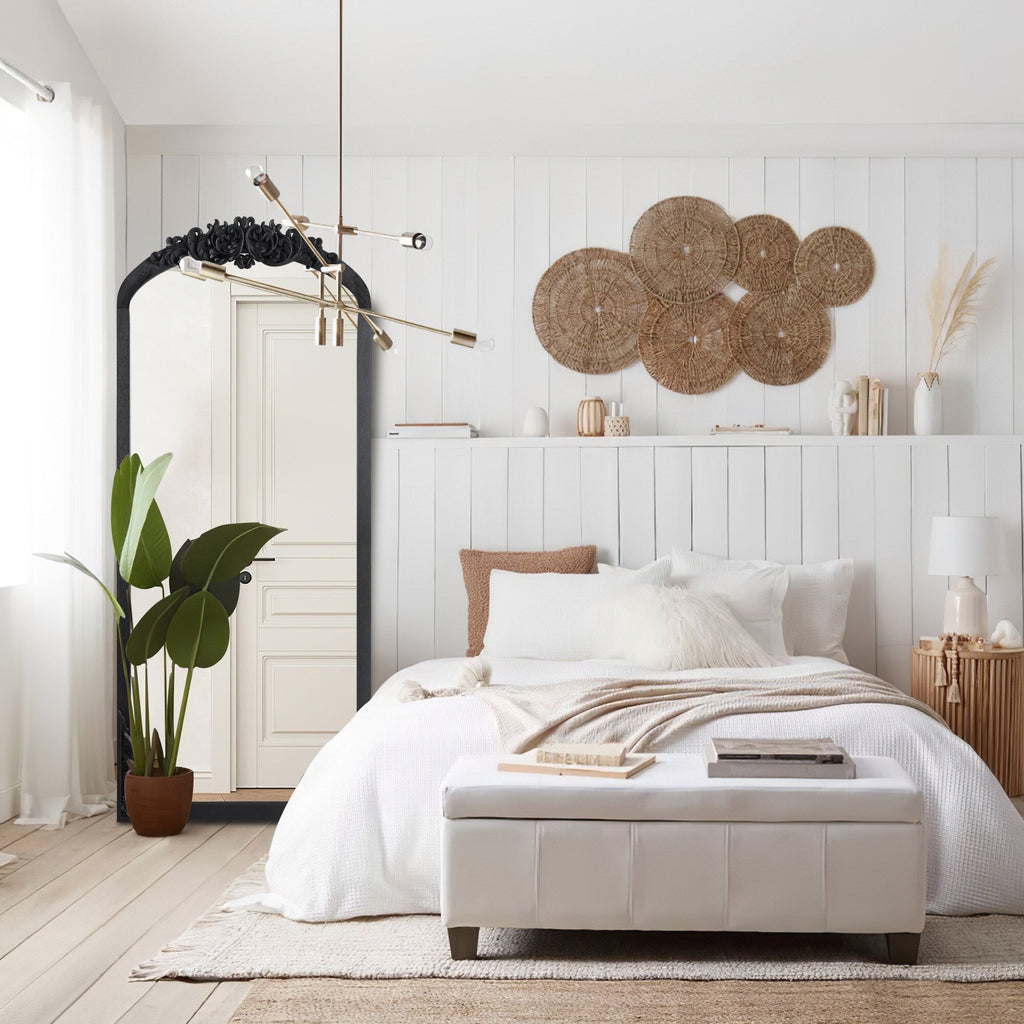 Gewölbter, raumhoher Standspiegel aus Massivholz mit Schnitzereien