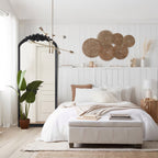 Gewölbter, raumhoher Standspiegel aus Massivholz mit Schnitzereien