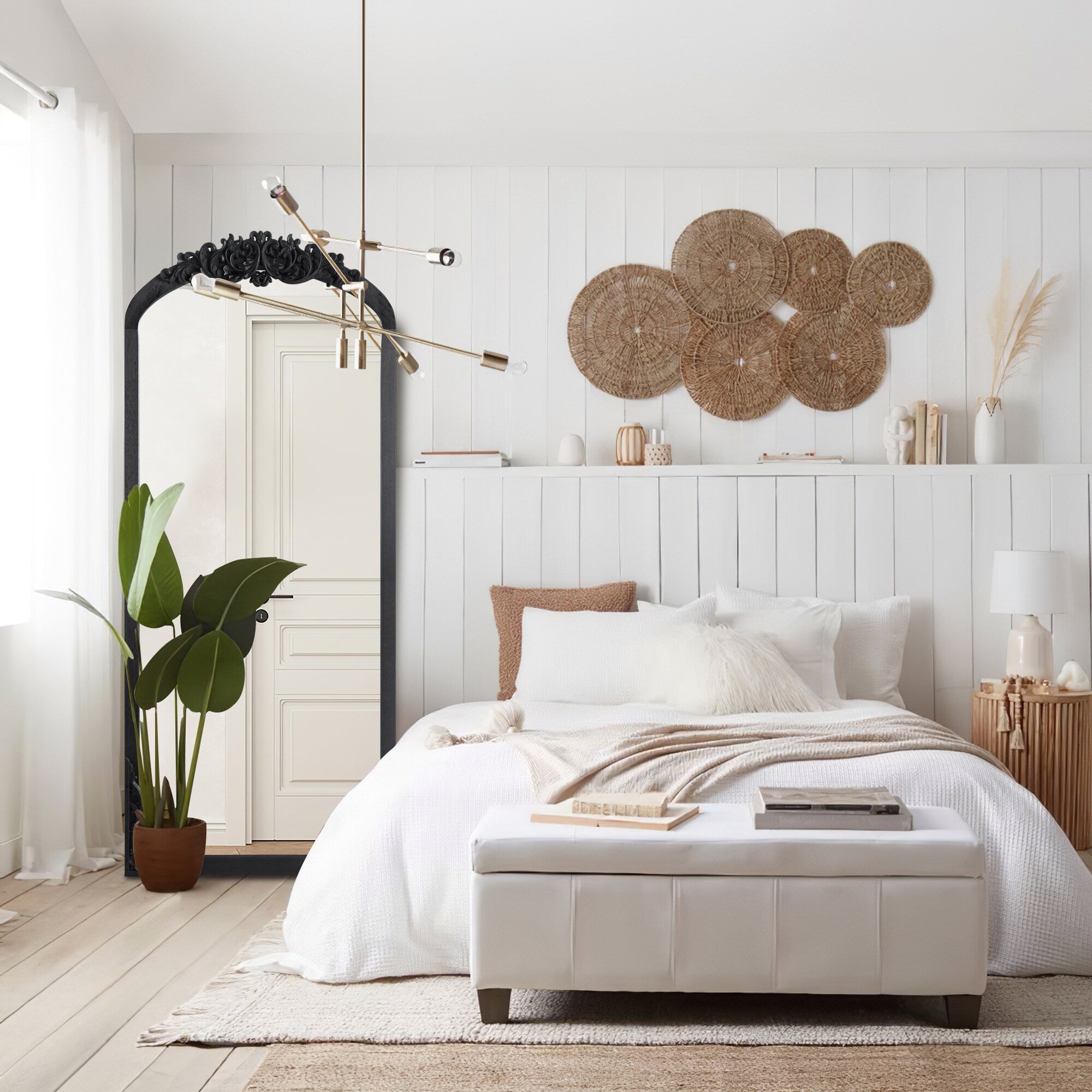 Gewölbter, raumhoher Standspiegel aus Massivholz mit Schnitzereien