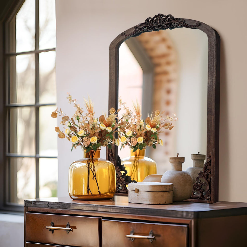 Gewölbter, raumhoher Standspiegel aus Massivholz mit Schnitzereien