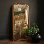 Gewölbter, raumhoher Standspiegel aus Massivholz mit Schnitzereien