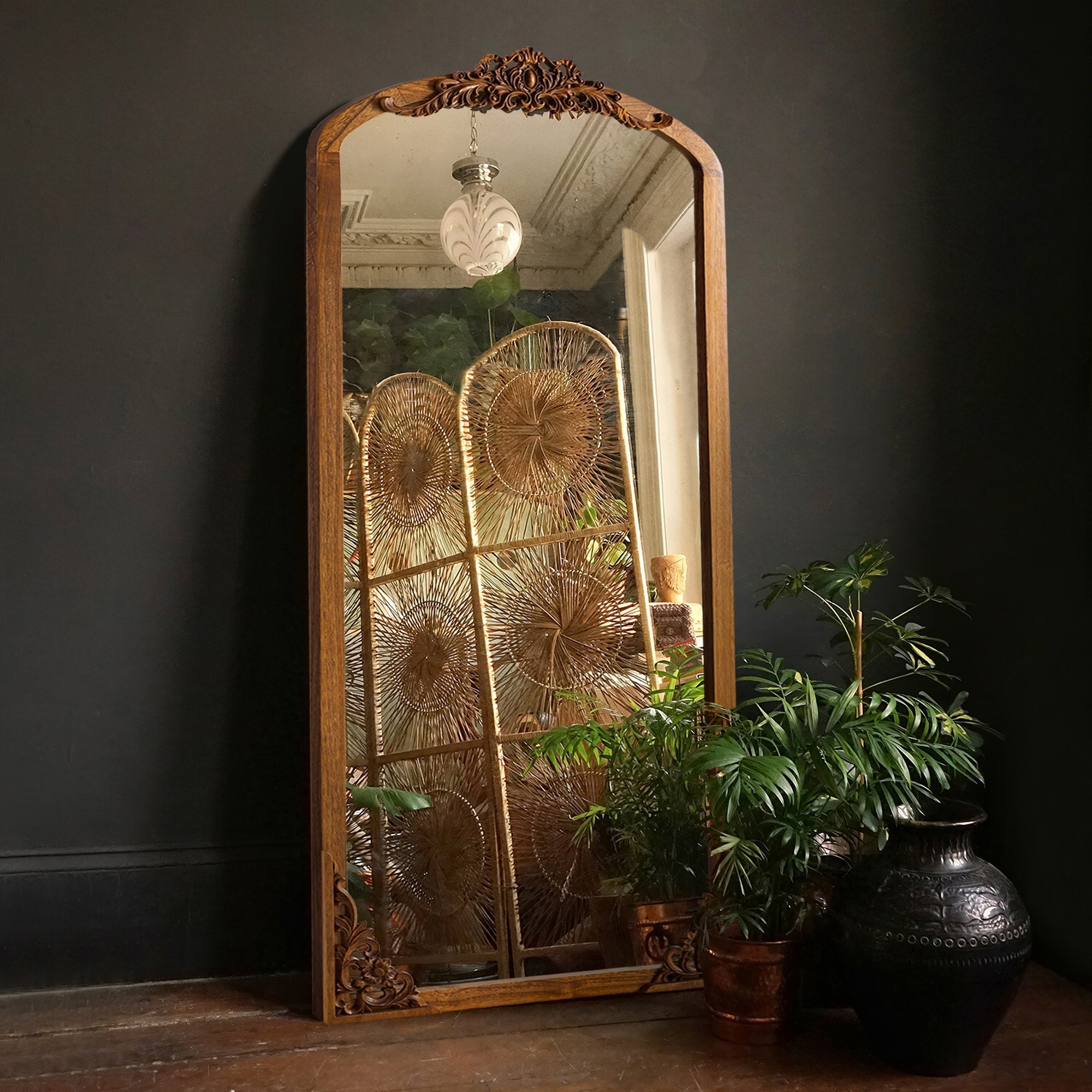 Gewölbter, raumhoher Standspiegel aus Massivholz mit Schnitzereien