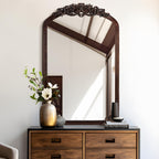 Gewölbter, raumhoher Standspiegel aus Massivholz mit Schnitzereien