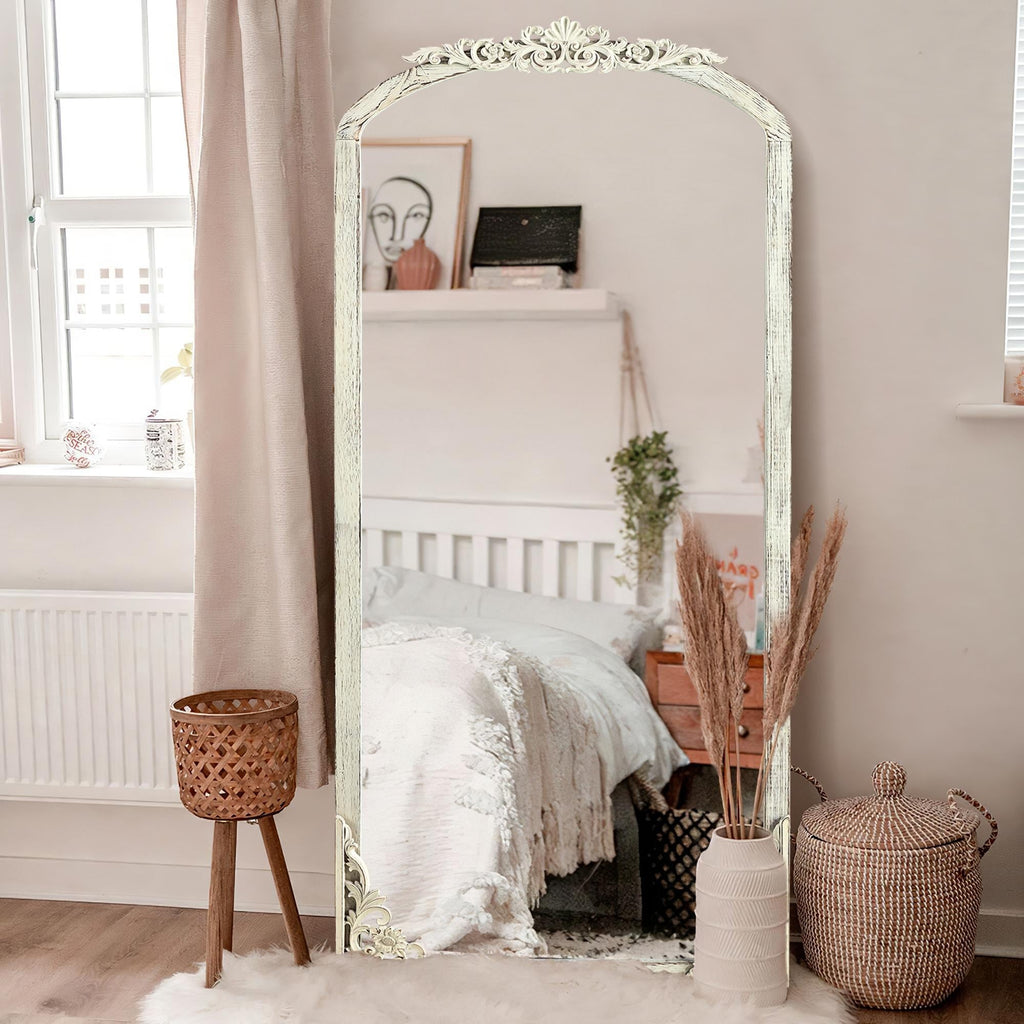 Gewölbter, raumhoher Standspiegel aus Massivholz mit Schnitzereien