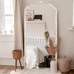 Gewölbter, raumhoher Standspiegel aus Massivholz mit Schnitzereien