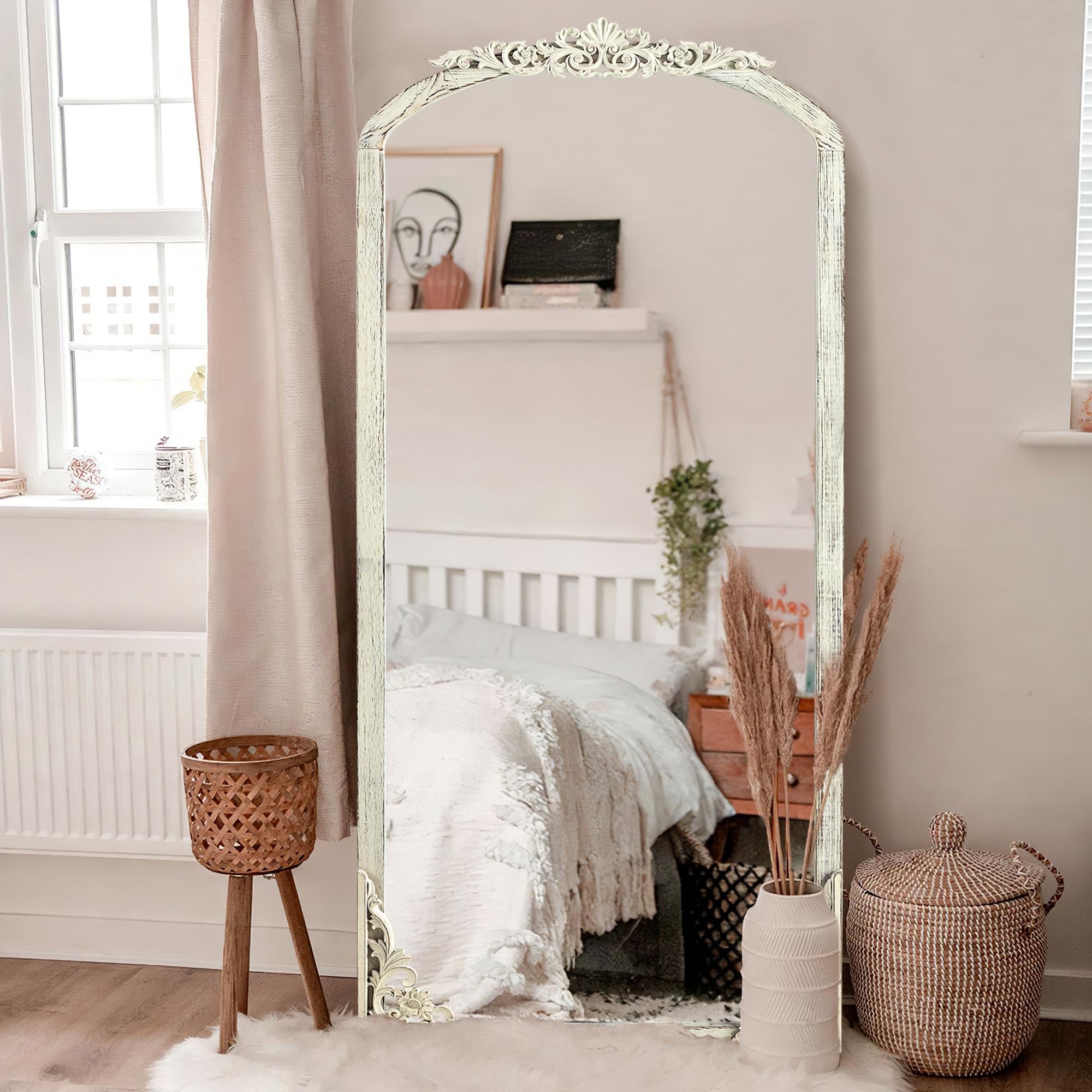 Gewölbter, raumhoher Standspiegel aus Massivholz mit Schnitzereien