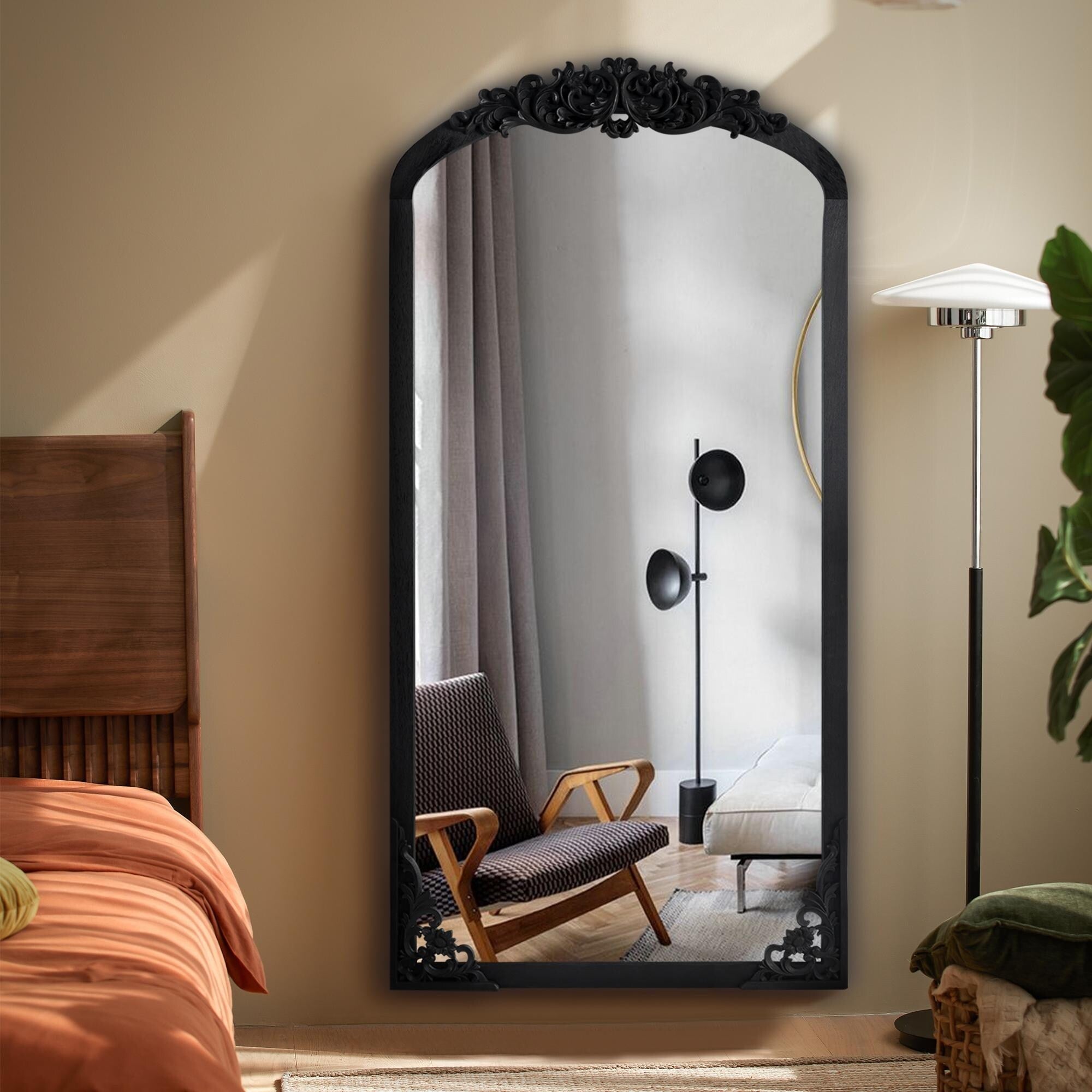 Gewölbter, raumhoher Standspiegel aus Massivholz mit Schnitzereien