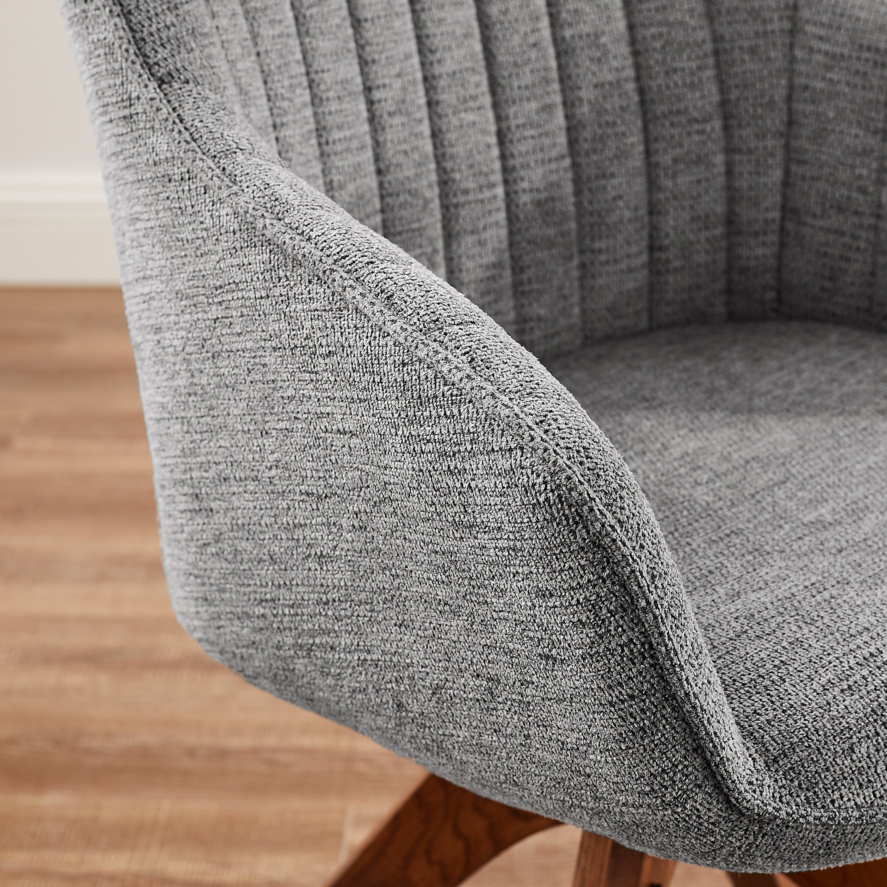 Art Leon Moderner Drehsessel fürs Homeoffice mit Holzbeinen