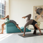 Avana Kami Verwandlungs-Chaiselongue / Yoga- und Massage-Hocker – 2-in-1-Hocker mit ausklappbarem Yoga-Liegestuhl, Mikrofaser-Velours – Nicht verfügbar