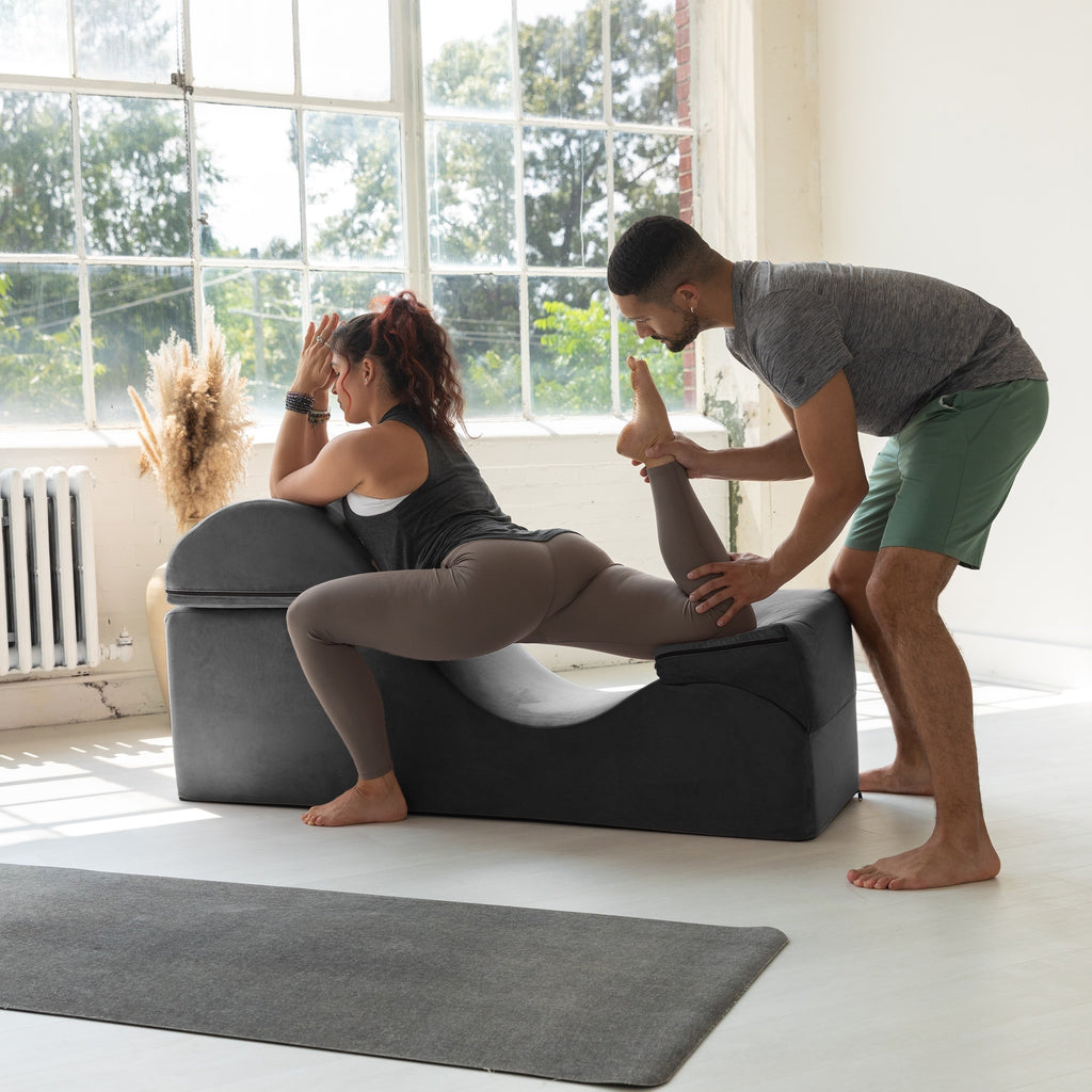 Avana Kami Verwandlungs-Chaiselongue / Yoga- und Massage-Hocker – 2-in-1-Hocker mit ausklappbarem Yoga-Liegestuhl, Mikrofaser-Velours – Nicht verfügbar