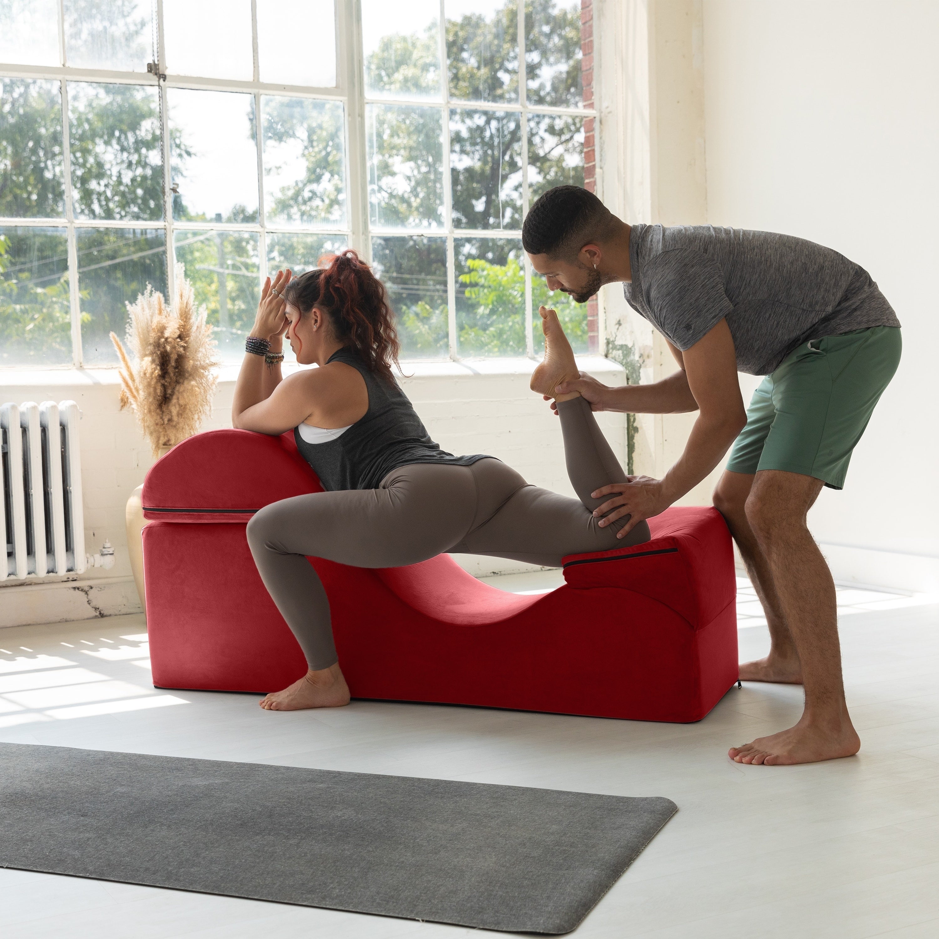 Avana Kami Verwandlungs-Chaiselongue / Yoga- und Massage-Hocker – 2-in-1-Hocker mit ausklappbarem Yoga-Liegestuhl, Mikrofaser-Velours – Nicht verfügbar