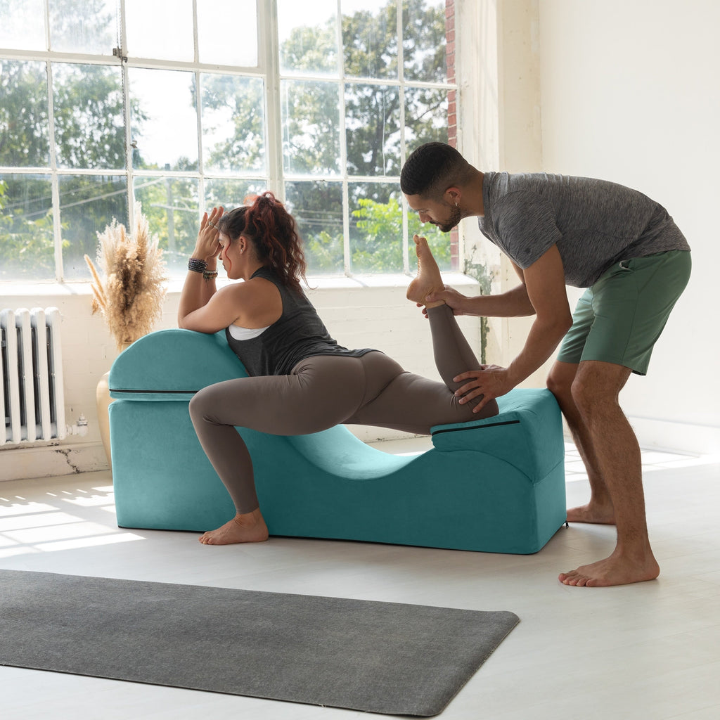 Avana Kami Verwandlungs-Chaiselongue / Yoga- und Massage-Hocker – 2-in-1-Hocker mit ausklappbarem Yoga-Liegestuhl, Mikrofaser-Velours – Nicht verfügbar