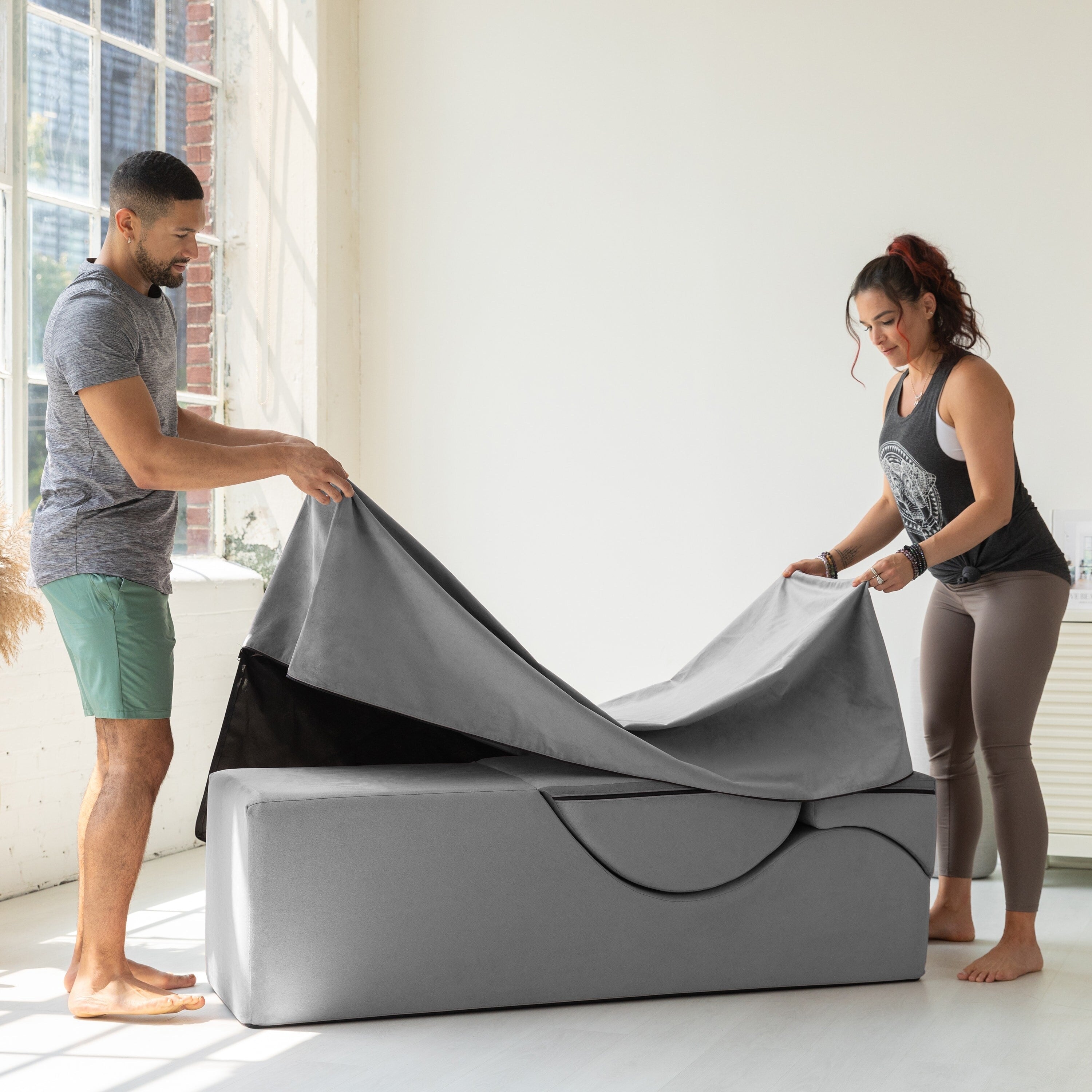 Avana Kami Verwandlungs-Chaiselongue / Yoga- und Massage-Hocker – 2-in-1-Hocker mit ausklappbarem Yoga-Liegestuhl, Mikrofaser-Velours – Nicht verfügbar