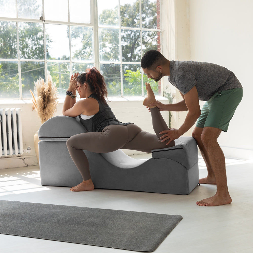 Avana Kami Verwandlungs-Chaiselongue / Yoga- und Massage-Hocker – 2-in-1-Hocker mit ausklappbarem Yoga-Liegestuhl, Mikrofaser-Velours – Nicht verfügbar