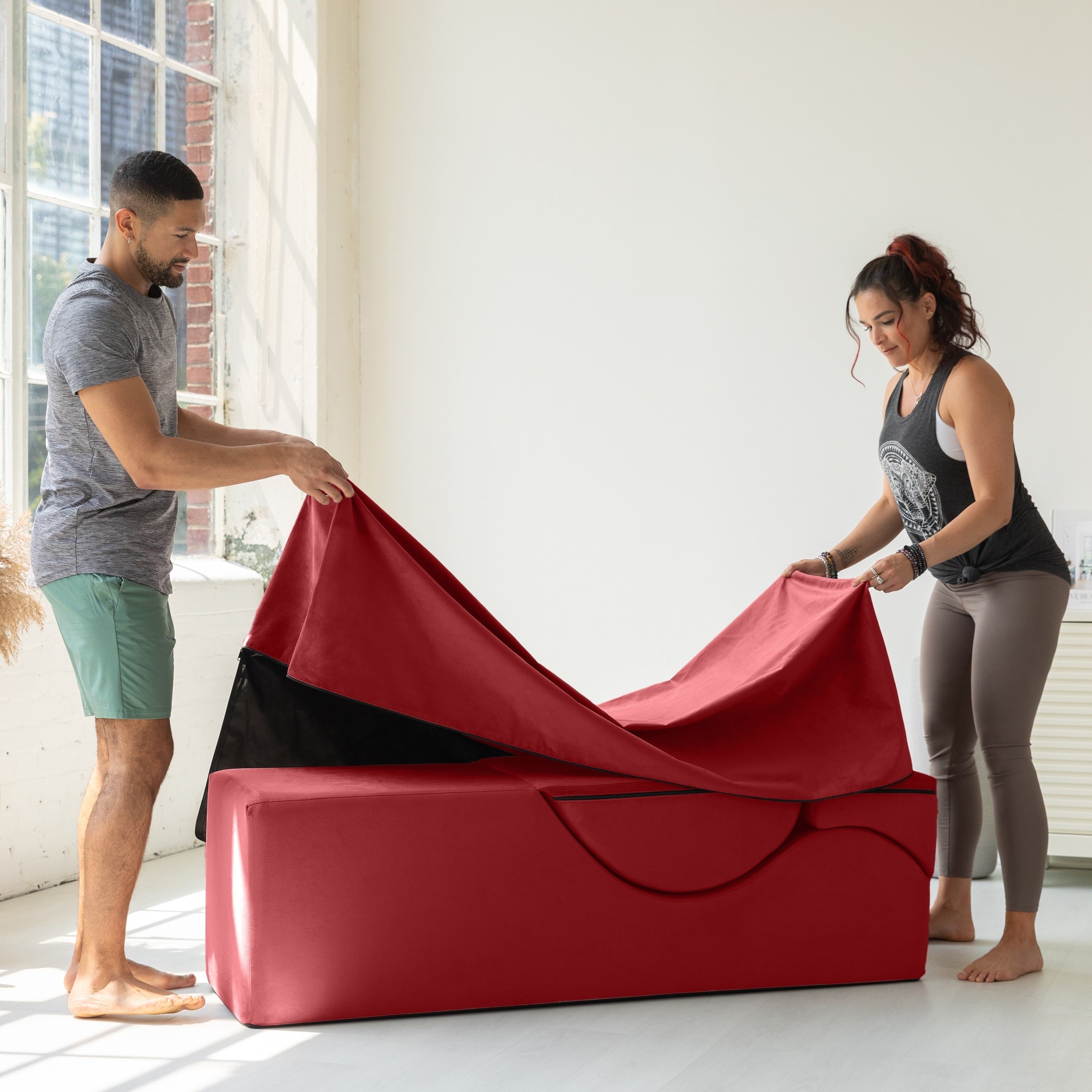 Avana Kami Verwandlungs-Chaiselongue / Yoga- und Massage-Hocker – 2-in-1-Hocker mit ausklappbarem Yoga-Liegestuhl, Mikrofaser-Velours – Nicht verfügbar