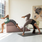 Avana Kami Verwandlungs-Chaiselongue / Yoga- und Massage-Hocker – 2-in-1-Hocker mit ausklappbarem Yoga-Liegestuhl, Mikrofaser-Velours – Nicht verfügbar