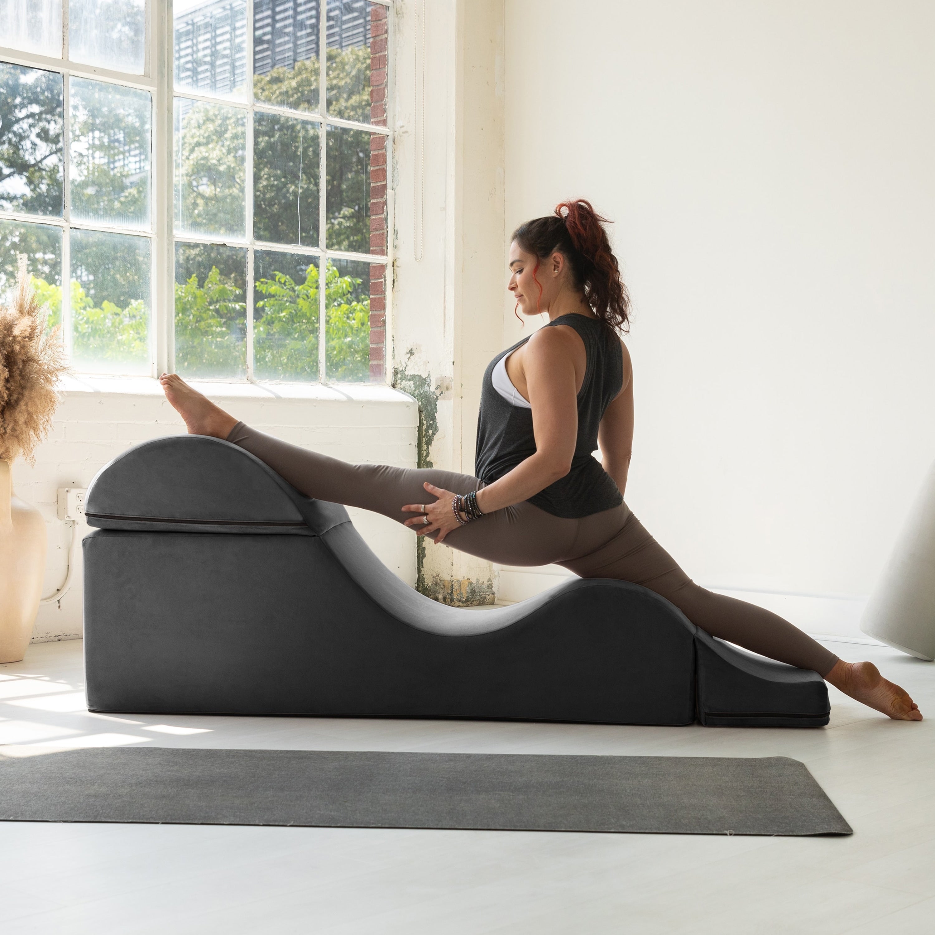 Avana Kami Verwandlungs-Chaiselongue / Yoga- und Massage-Hocker – 2-in-1-Hocker mit ausklappbarem Yoga-Liegestuhl, Mikrofaser-Velours – Nicht verfügbar