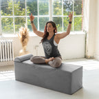 Avana Kami Verwandlungs-Chaiselongue / Yoga- und Massage-Hocker – 2-in-1-Hocker mit ausklappbarem Yoga-Liegestuhl, Mikrofaser-Velours – Nicht verfügbar