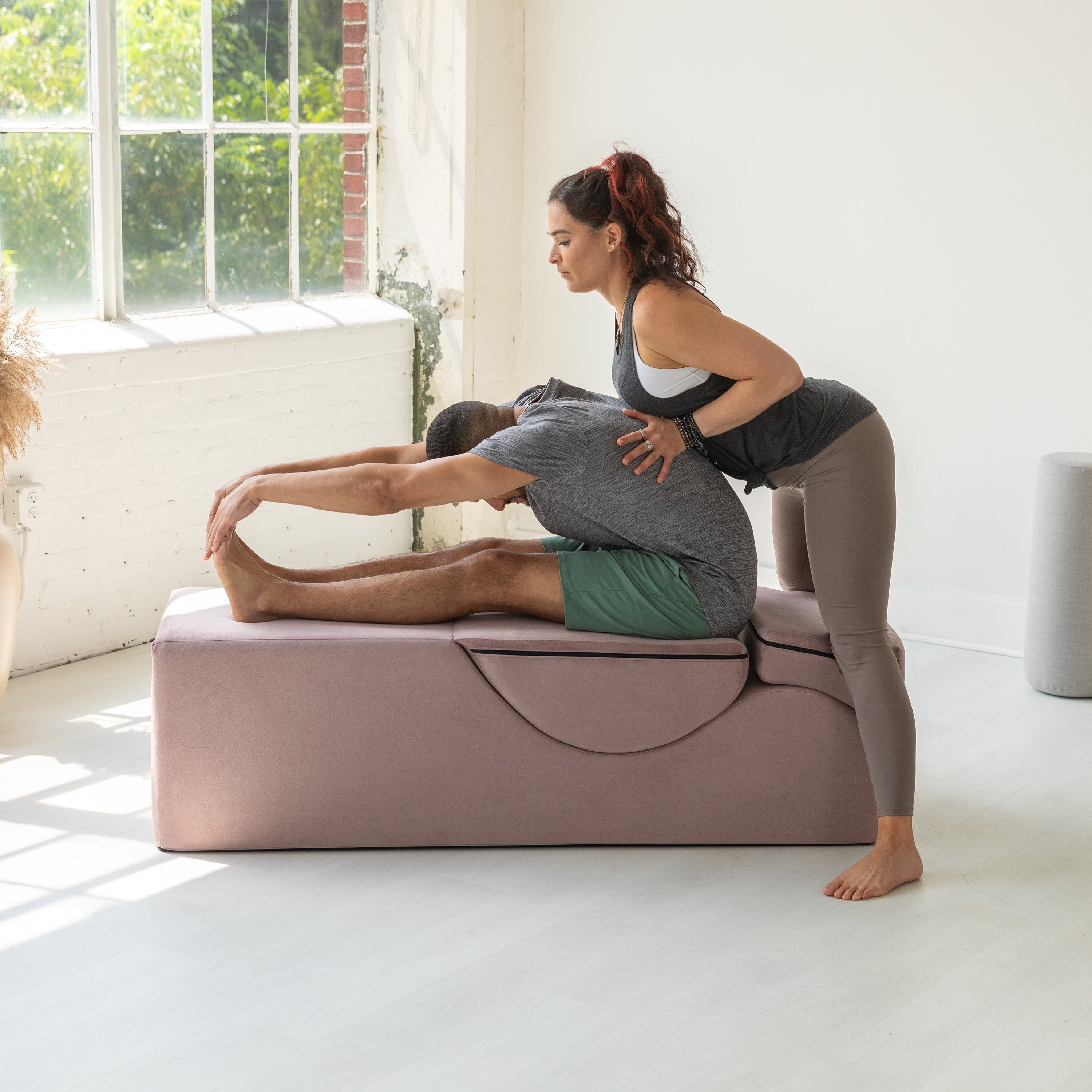 Avana Kami Verwandlungs-Chaiselongue / Yoga- und Massage-Hocker – 2-in-1-Hocker mit ausklappbarem Yoga-Liegestuhl, Mikrofaser-Velours – Nicht verfügbar