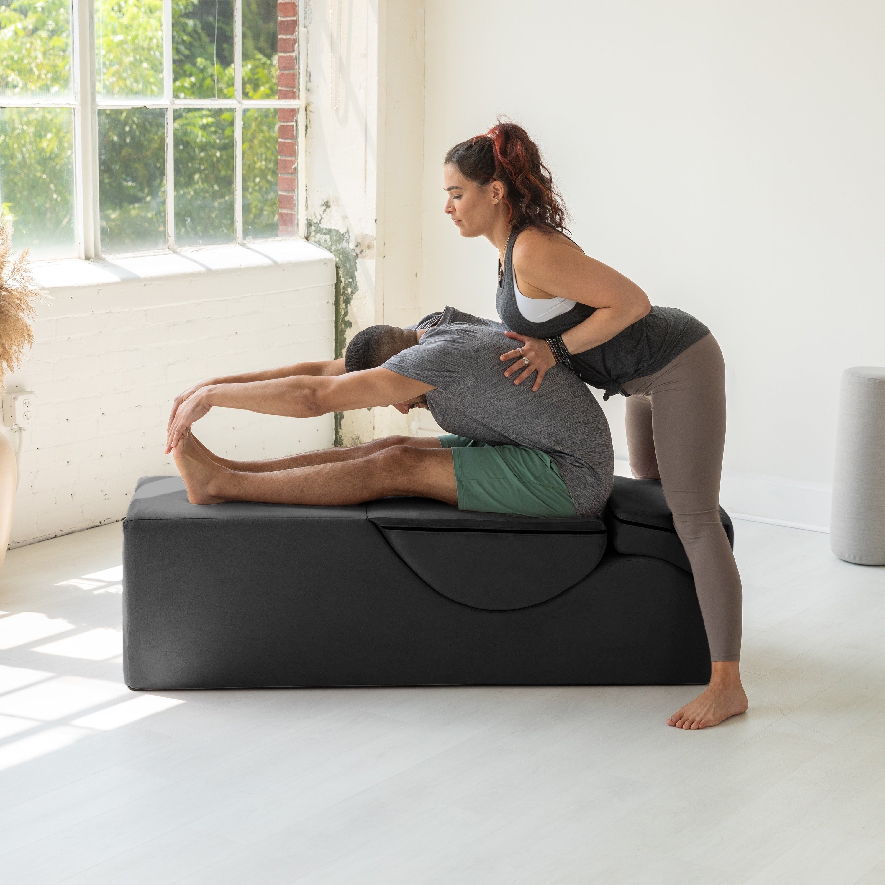 Avana Kami Verwandlungs-Chaiselongue / Yoga- und Massage-Hocker – 2-in-1-Hocker mit ausklappbarem Yoga-Liegestuhl, Mikrofaser-Velours – Nicht verfügbar