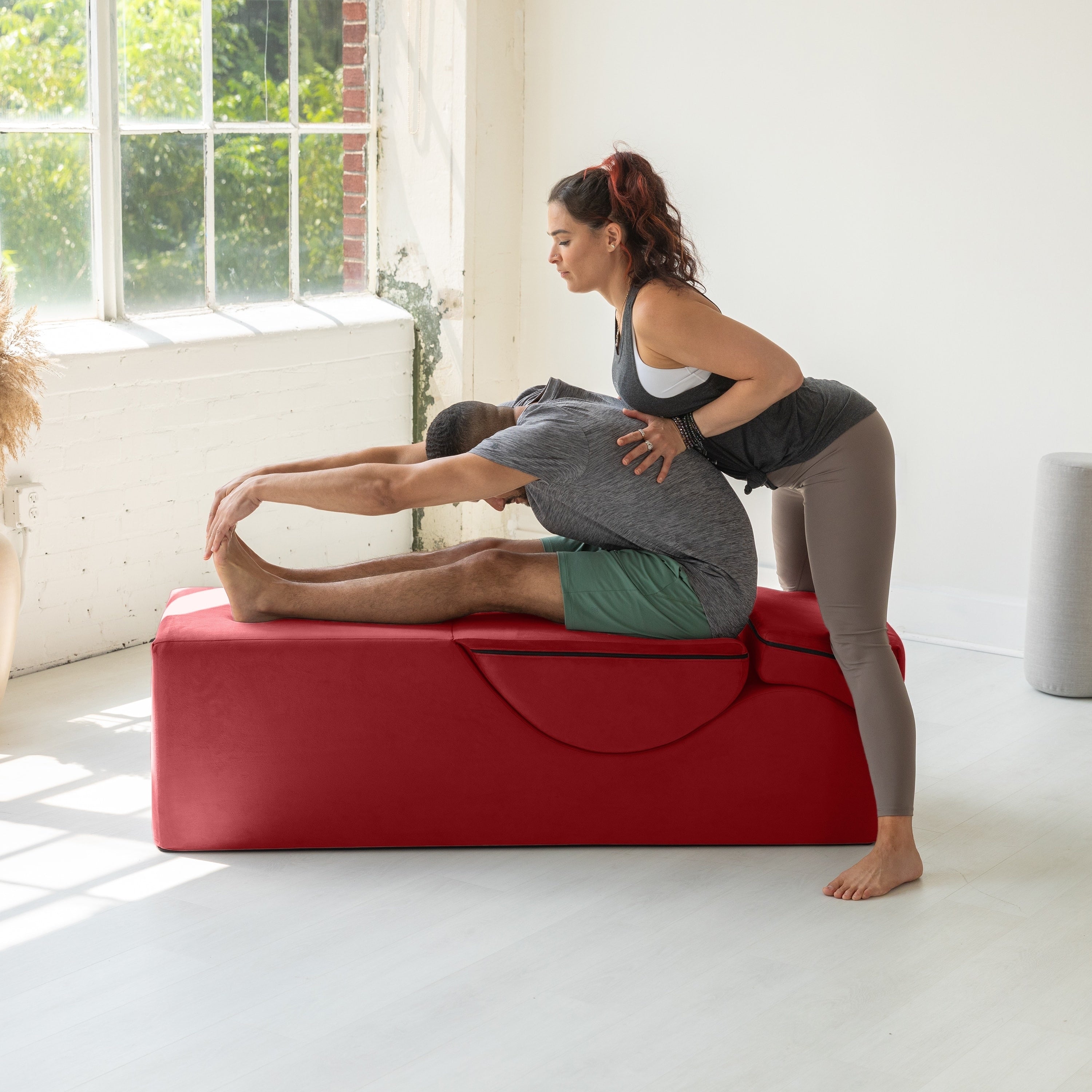 Avana Kami Verwandlungs-Chaiselongue / Yoga- und Massage-Hocker – 2-in-1-Hocker mit ausklappbarem Yoga-Liegestuhl, Mikrofaser-Velours – Nicht verfügbar