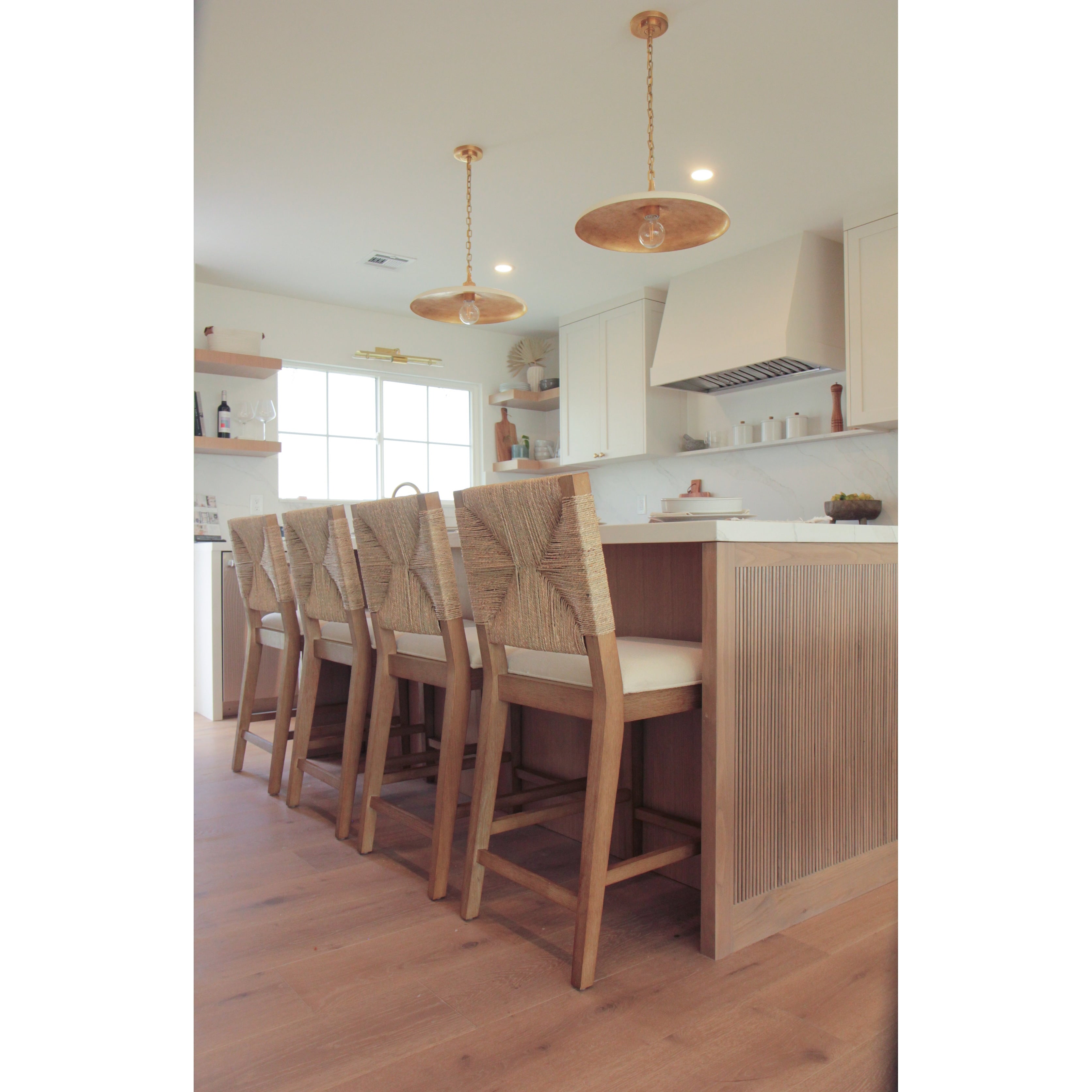 Beacon Bohemian Bouclé Barhocker, gepolsterter Tresenstuhl mit Massivholzgestell und Rückenlehne aus gewebtem Seegras.