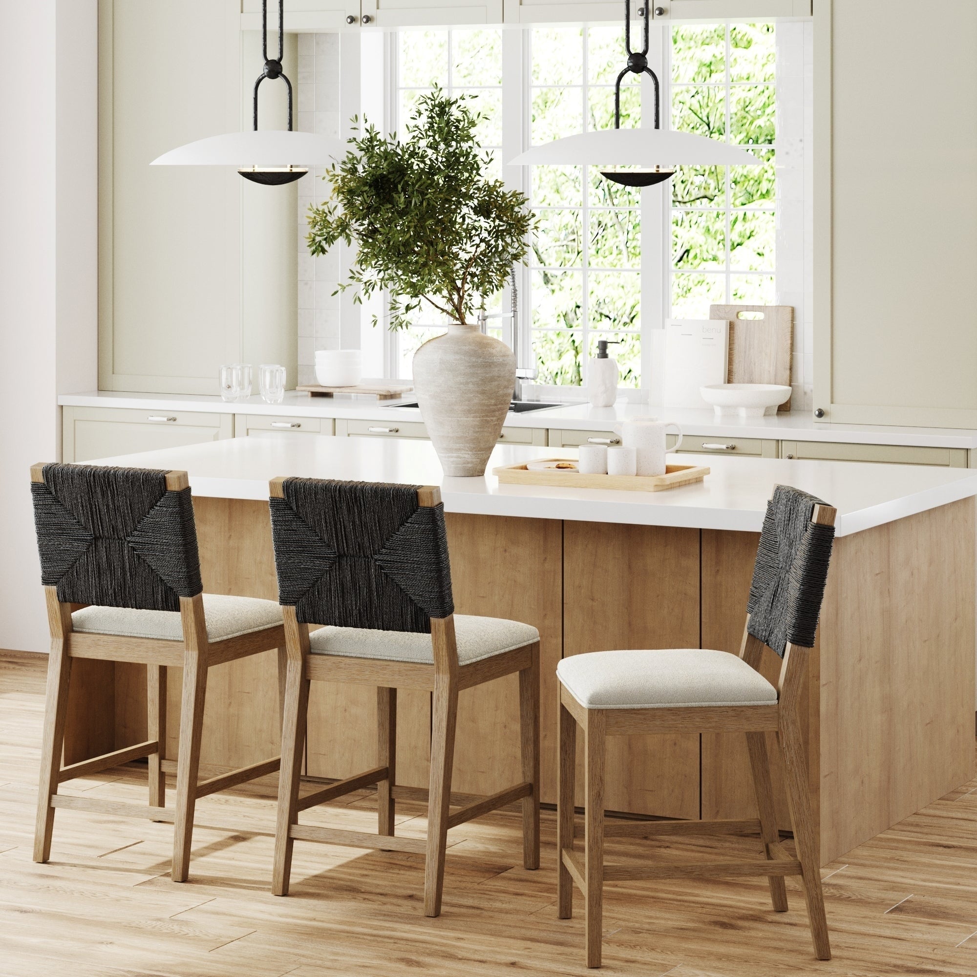 Beacon Bohemian Bouclé Barhocker, gepolsterter Tresenstuhl mit Massivholzgestell und Rückenlehne aus gewebtem Seegras.