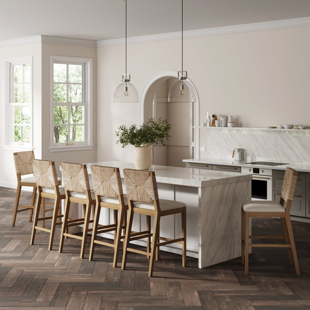 Beacon Bohemian Bouclé Barhocker, gepolsterter Tresenstuhl mit Massivholzgestell und Rückenlehne aus gewebtem Seegras.