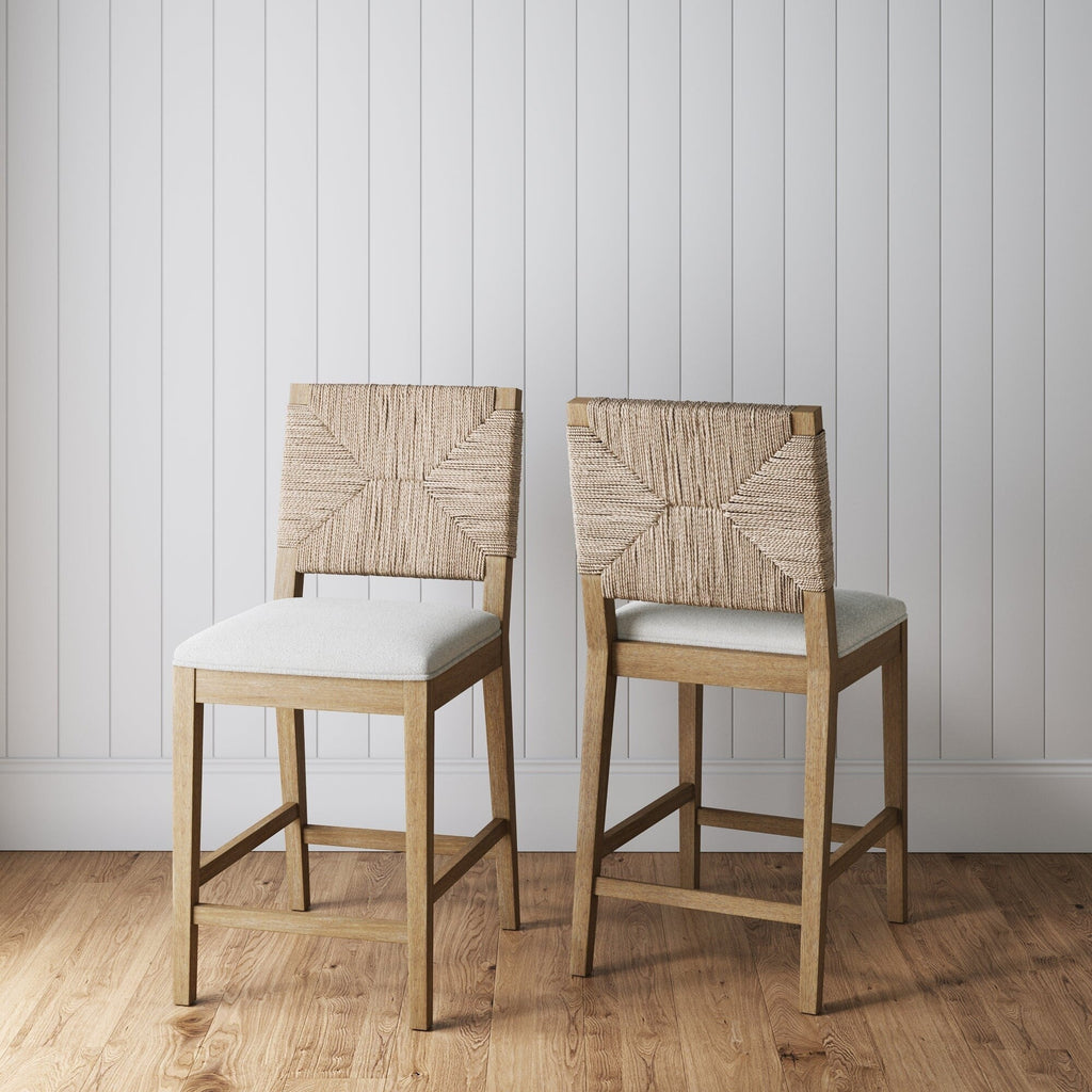 Beacon Bohemian Bouclé Barhocker, gepolsterter Tresenstuhl mit Massivholzgestell und Rückenlehne aus gewebtem Seegras.