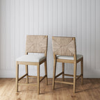 Beacon Bohemian Bouclé Barhocker, gepolsterter Tresenstuhl mit Massivholzgestell und Rückenlehne aus gewebtem Seegras.