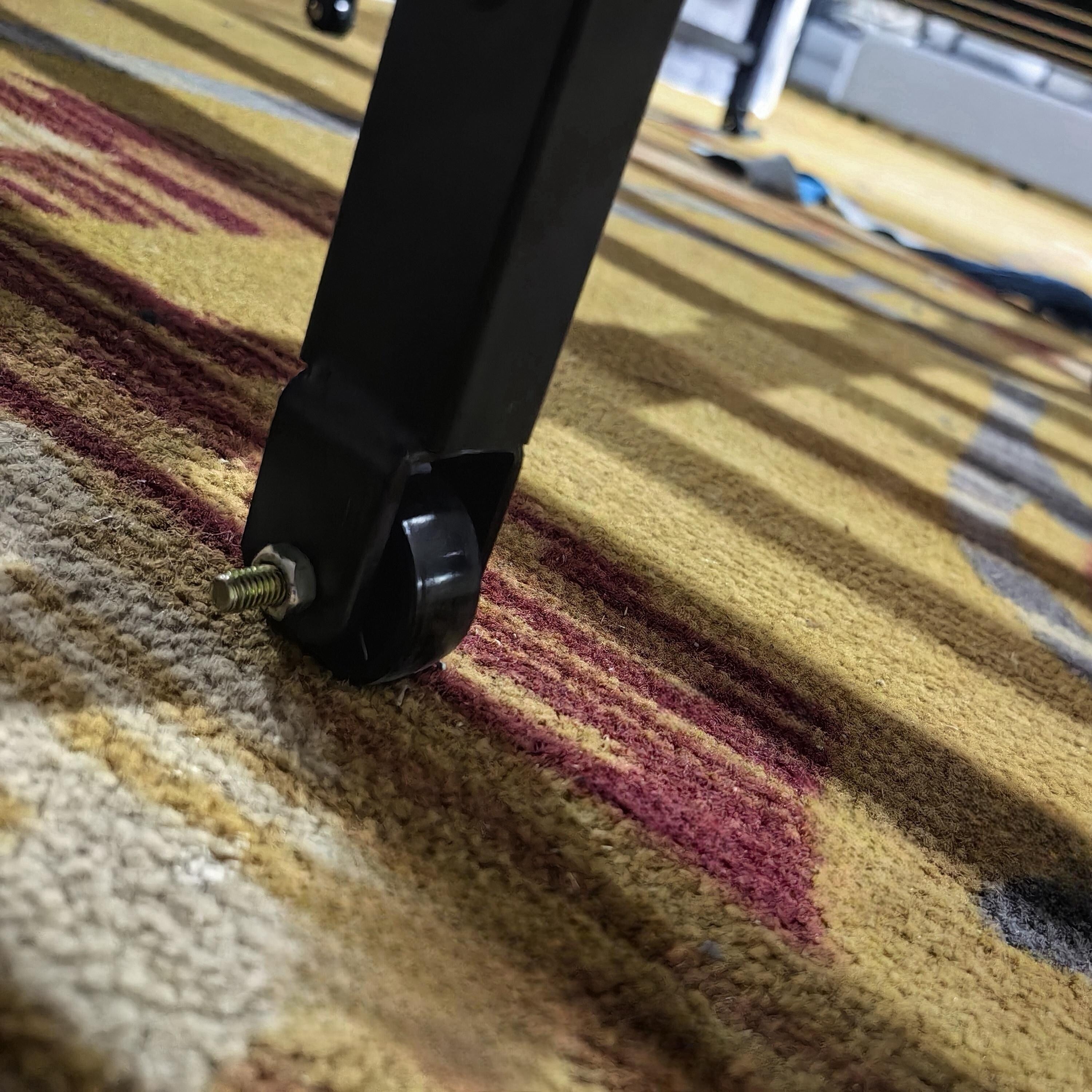 Schwarzes 63,8 cm langes 3-in-1-Samtsofa mit Ausziehfunktion und seitlichem Stauraum für das Wohnzimmer