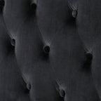 Schwarzes Samtsofa mit Knopfheftung und hoher Ohrenlehne