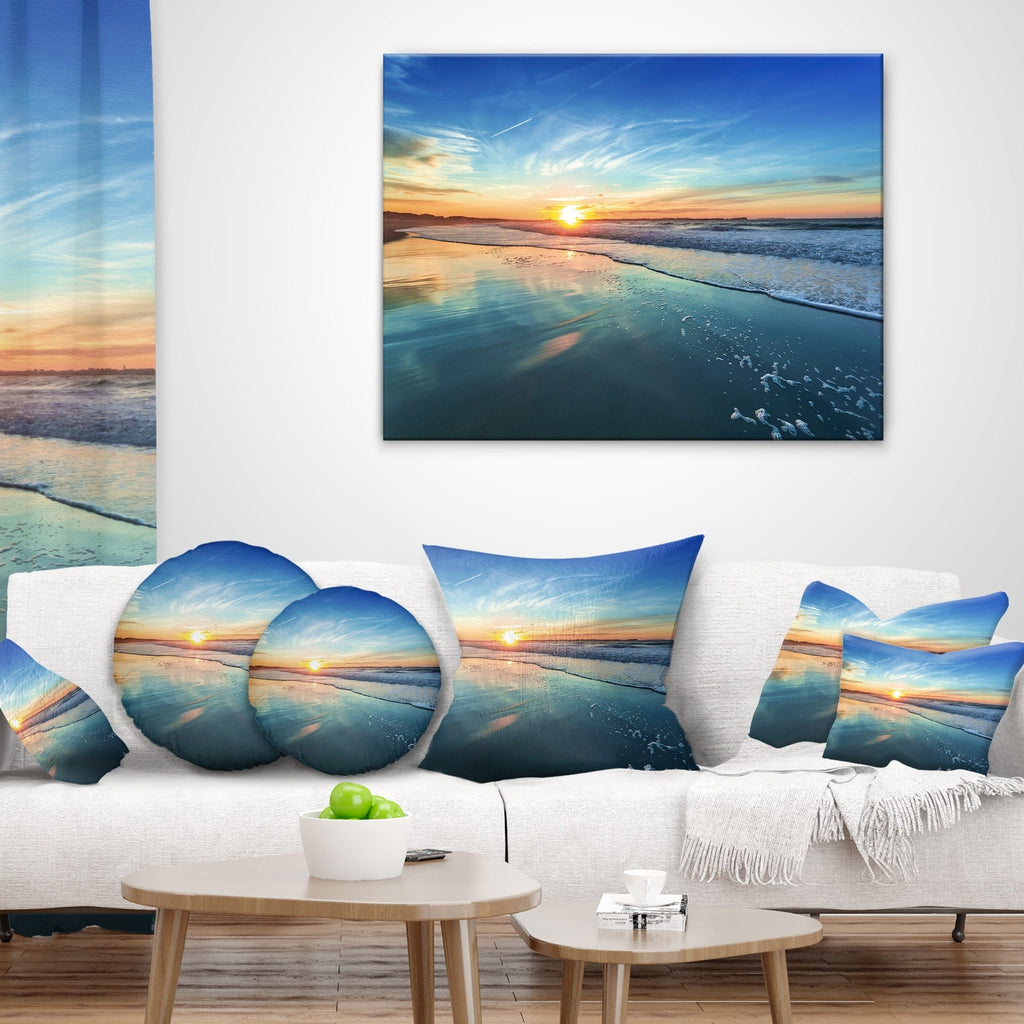 Blaue Küste mit fernem Sonnenuntergang - Meereslandschaft auf Leinwand