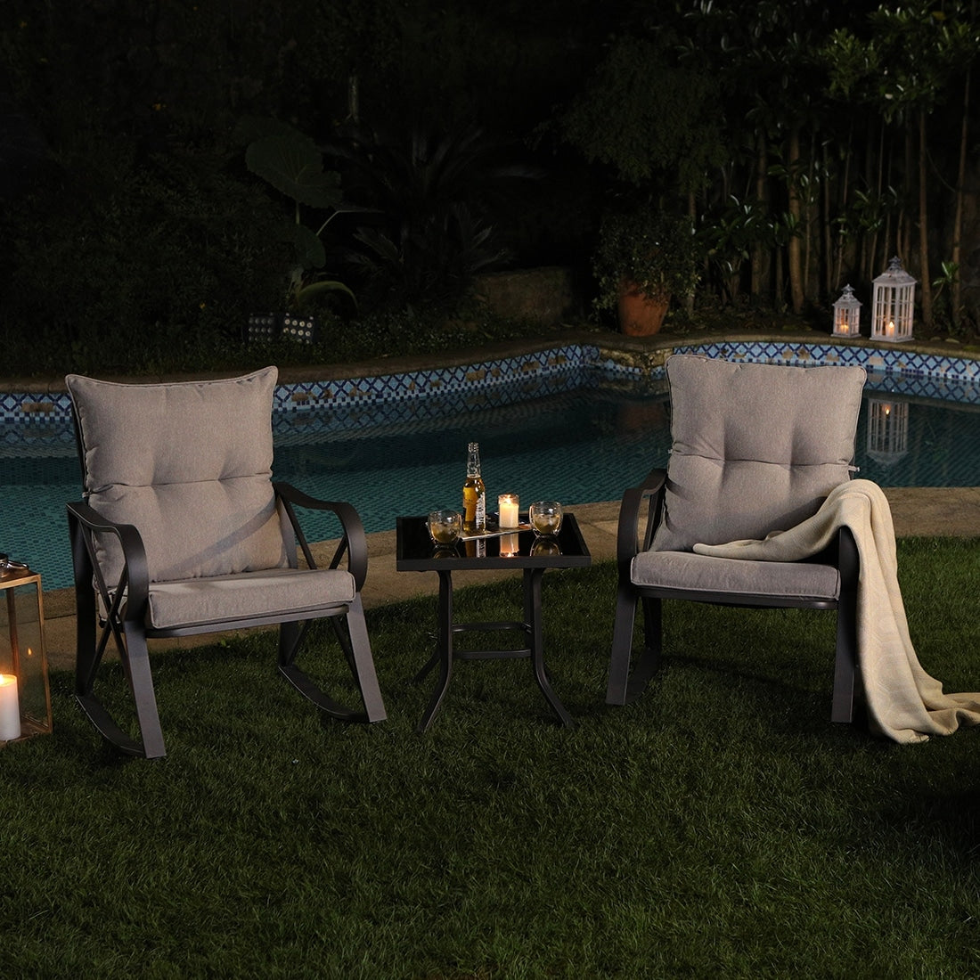 Gemütliches 3-teiliges Outdoor-Schaukelstuhl-Set mit Beistelltisch