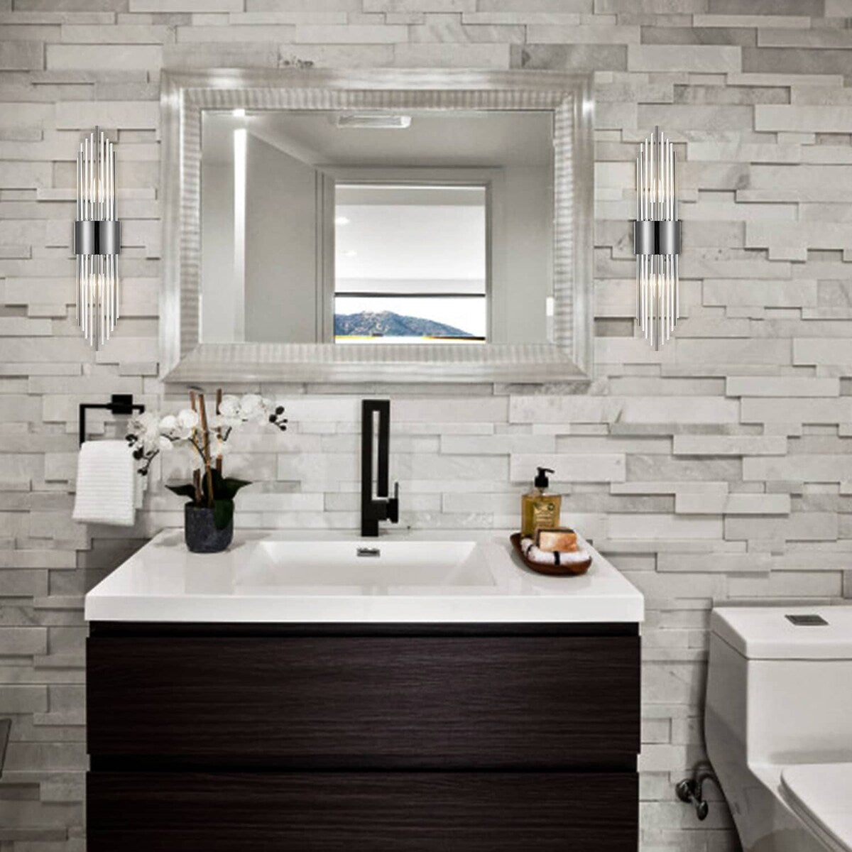 Moderne Wandleuchte Cabrera aus Metall mit wunderschönen, kristallklaren Glasstäben für das Badezimmer, 2er-Set