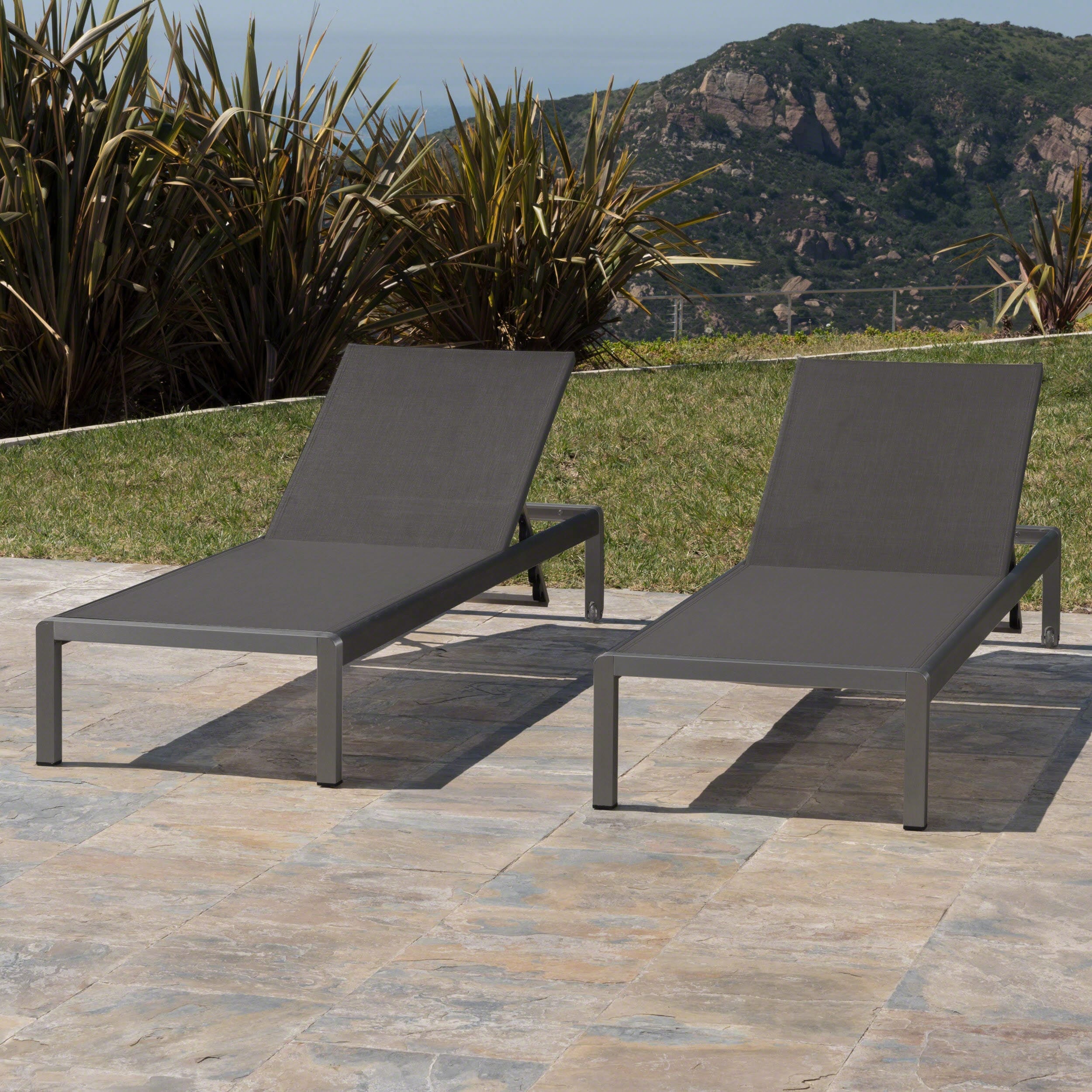 Gartenliege aus Aluminium, Modell Cape Coral (2er-Set), von Christopher Knight Home – 77,56 cm T x 25,20 cm B x 11,80 cm H