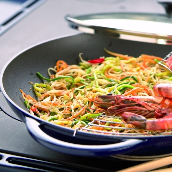 Chasseur 16-Zoll-Wok aus rotem, emailliertem Gusseisen mit Glasdeckel