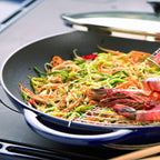 Chasseur 16-Zoll-Wok aus rotem, emailliertem Gusseisen mit Glasdeckel