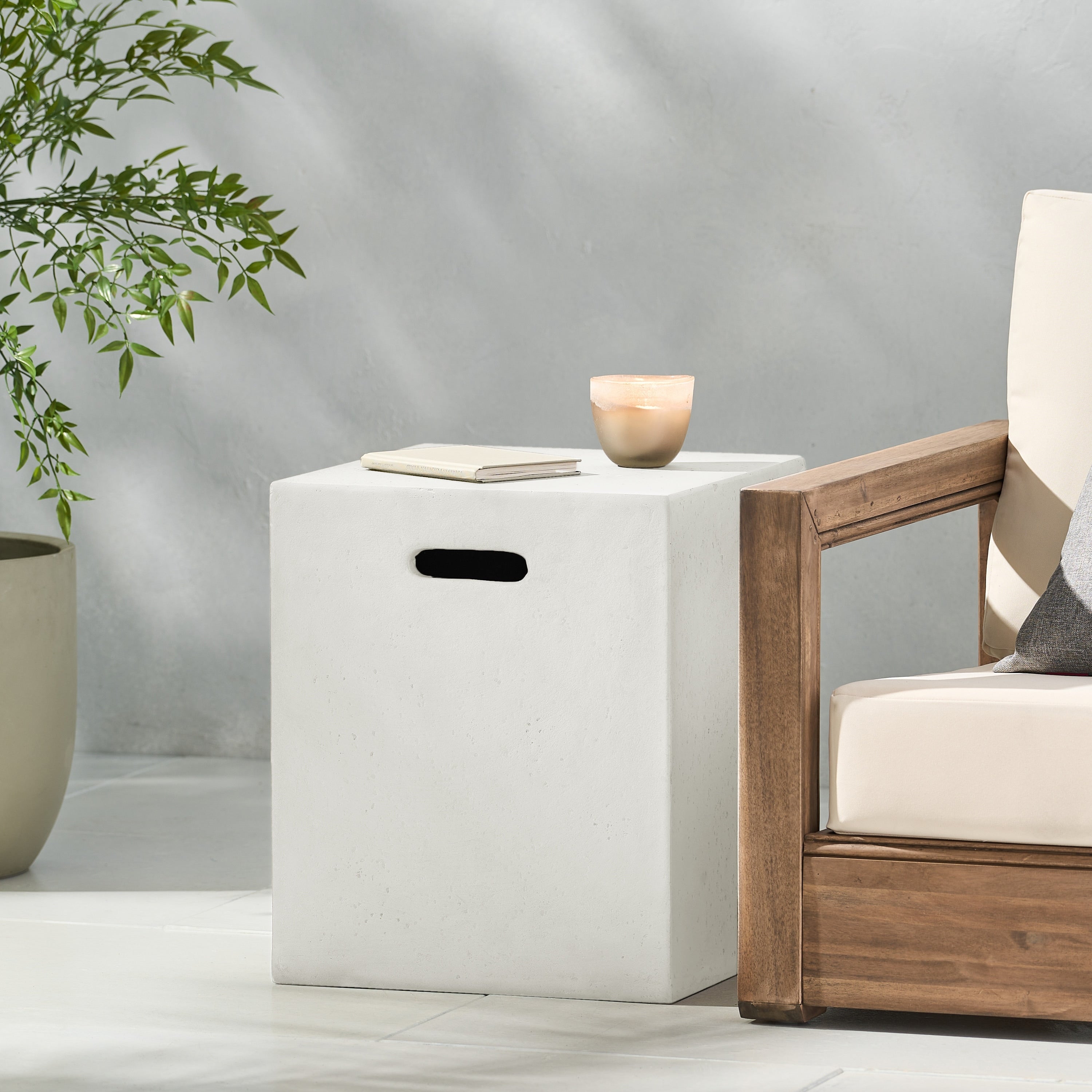 Christopher Knight Home – Aidan Outdoor Leichtbeton-Beistelltisch mit Tankhalterung