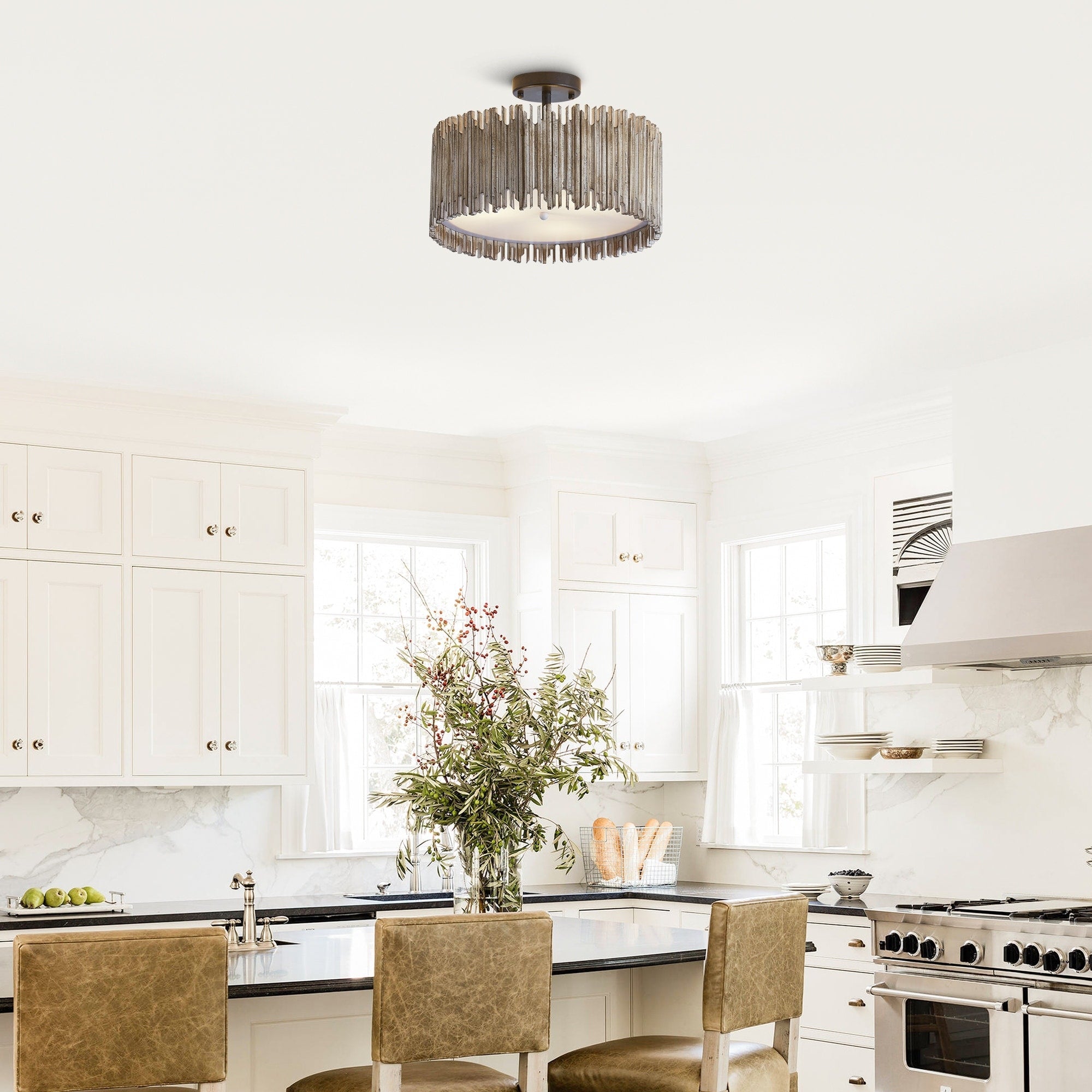 Halbeinbau-Deckenleuchte in Holztrommelform, dreiflammig, im Used-Look, Weiß.