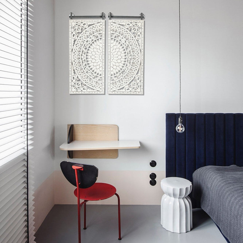 Wanddeko aus elfenbeinweißem Holz mit Blumenmuster und schwarzen Akzenten (2er-Set)