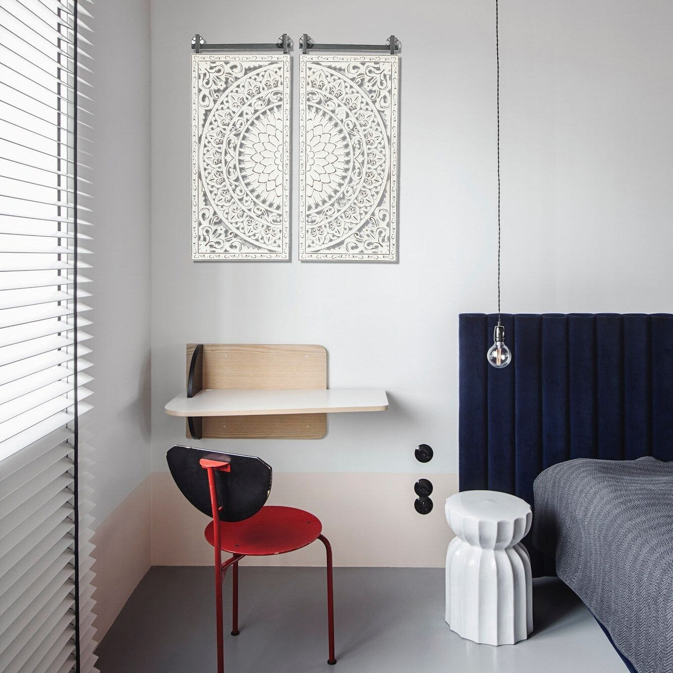 Wanddeko aus elfenbeinweißem Holz mit Blumenmuster und schwarzen Akzenten (2er-Set)