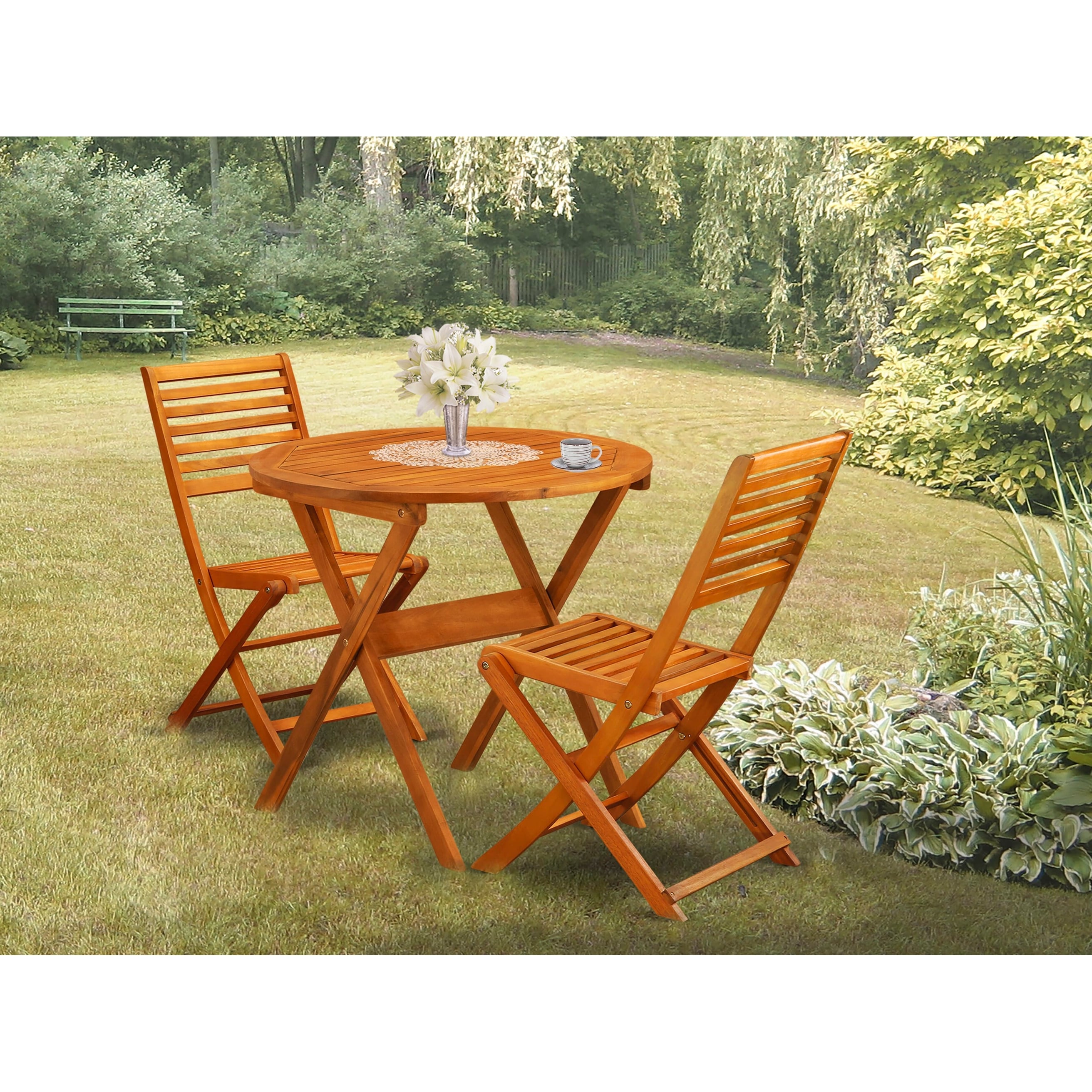 Das East West Furniture Outdoor-Bistro-Set besteht aus einem runden Couchtisch aus Holz und 2 Klappstühlen, naturgeölt.