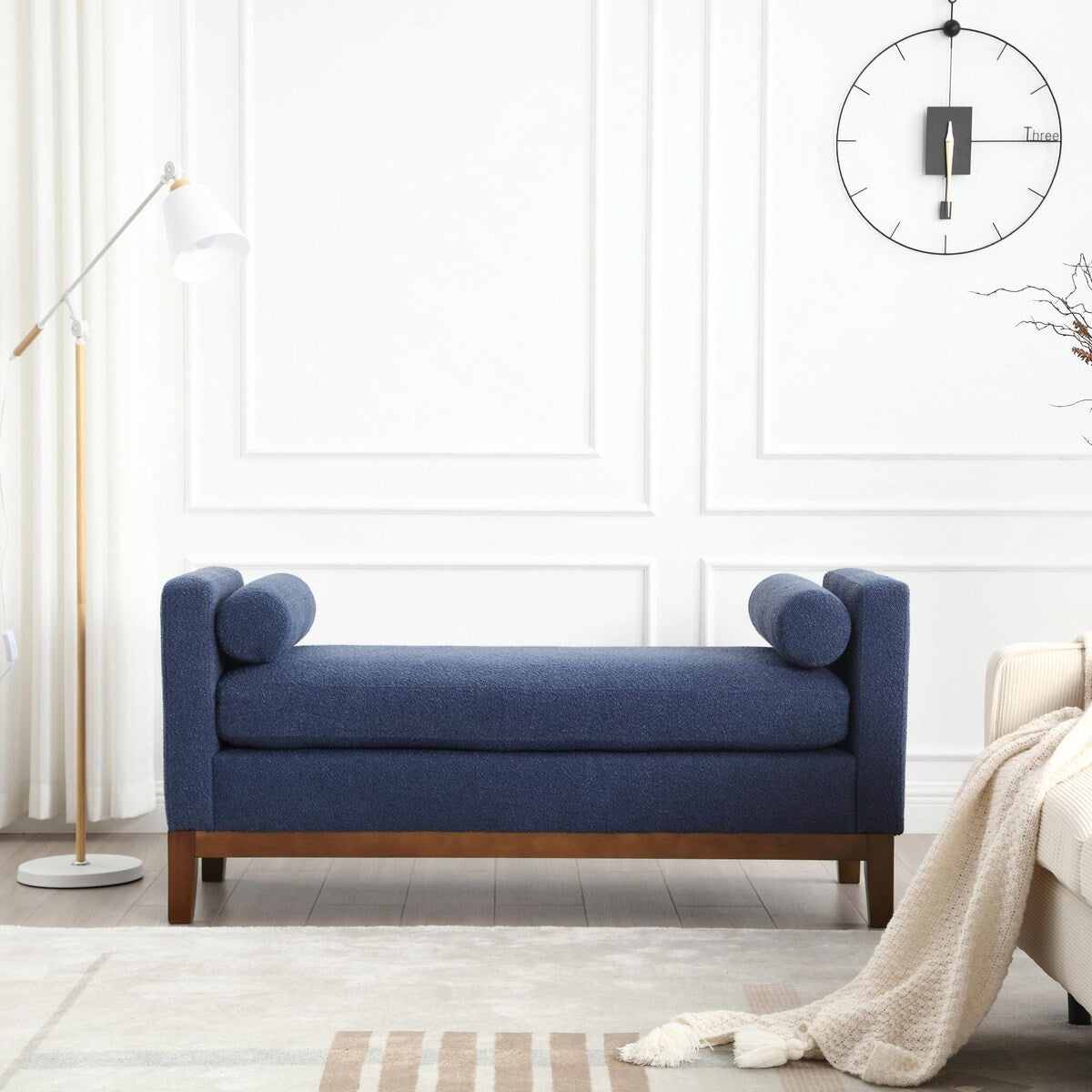 Elegante, 53,5 cm breite, gepolsterte Ottomane mit Holzbeinen und Nackenstützkissen