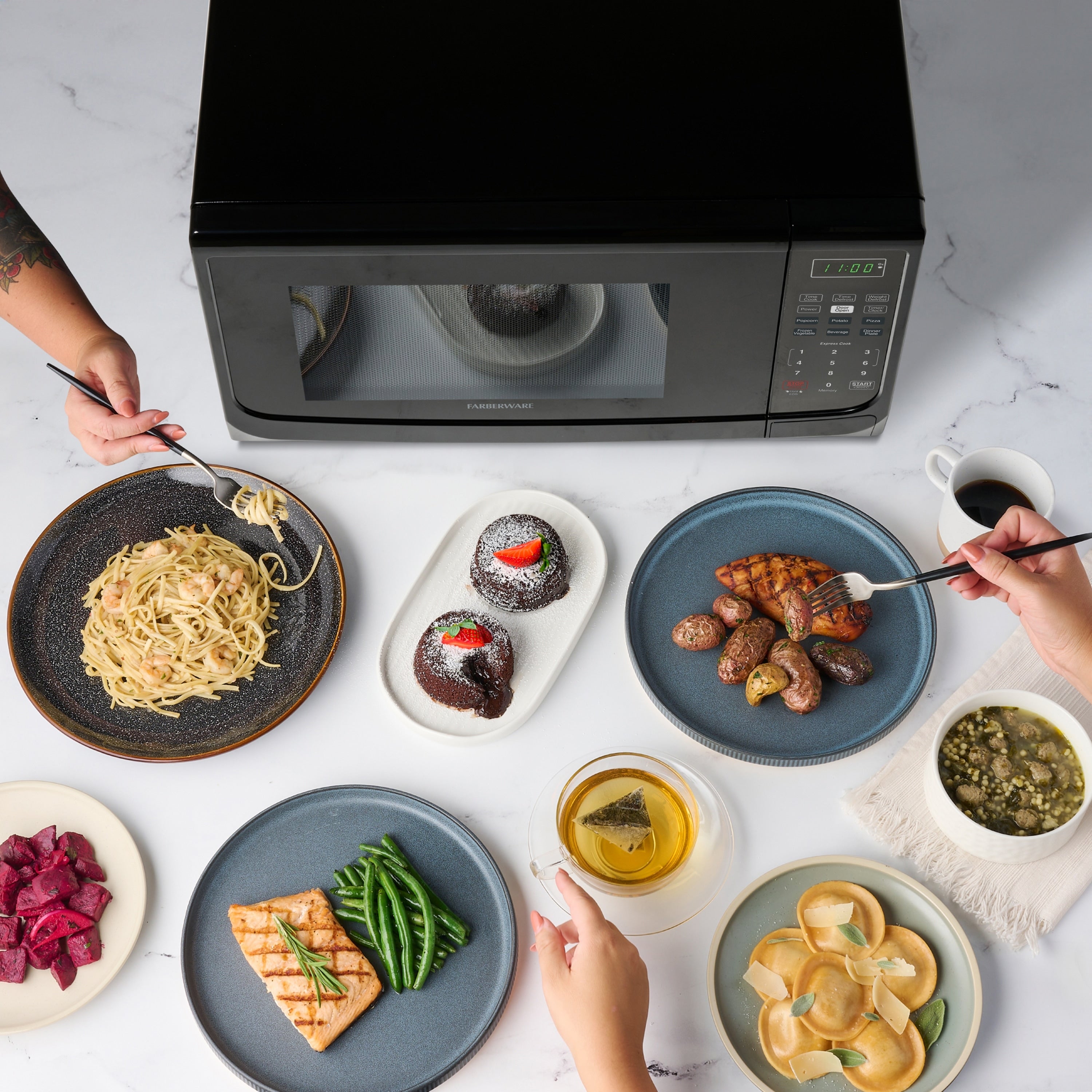 Farberware 1000-Watt 1,1 Kubikfuß (ca. 31 Liter) Mikrowellenherd für die Arbeitsplatte mit LED-Beleuchtung und Kindersicherung